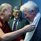 El Dalai Lama entrega un presente a Richard Gere