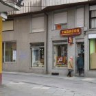 El estanco fotografiado el mismo día que se tuvo conocimiento de lo sucedido. CEBRONES