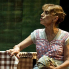 Imma Colomer en 'Una vella, coneguda olor', de Josep Maria Benet i Jornet, en el TNC en el 2011.