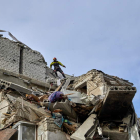 Imagen de la limpieza de escombros en una vivienda bombardeada. SERGEI KHORLOV