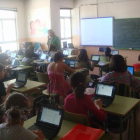 Alumnos del colegio Antonio Valbuena trabajan con portátiles, en una imagen de archivo.