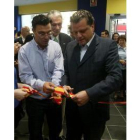 El alcalde y uno de los socios del local, Pedro Llar, cortaron ayer la cinta inaugural