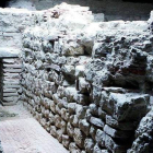 Imagen de parte de los vestigios de las termas romanas que alberga la cripta de Puerta Obispo.