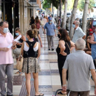 Vista general de una calle de Ibiza, afectadas por las nuevas medidas que pondrá en marcha el Govern a partir del viernes. SERGIO G. CAÑIZARES