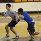 El ruso Tatarintsev intenta irse del marcaje de Vejin durante un entrenamiento.