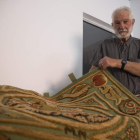 José Nistal, de 78 años, es el más joven de la última generación de la saga familiar que mantuvo abierto el taller textil de alto lizo en Astorga. FERNANDO OTERO