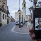 Imagen en un smartphone de Miguel Ricart, el asesino de las niñas de Alcàsser, en la plaza del ayuntamiento de la localidad valenciana.