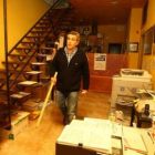 David Castañeiras enseña el palo que tiene como arma en caso de que vuelvan a robarle.