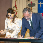 Marta Fernández y Carlos Pollán, durante la firma del convenio este miércoles. JAVIER CEBOLLADA