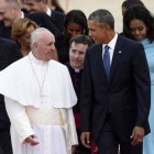 El papa Francisco habla con Barack Obama a su llegad a la base de Andrews, este martes.