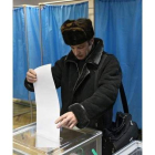 Un ucraniano ejerce su derecho al voto en Kiev.