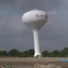 Vídeo del espectacular derribo de un tanque de agua en Texas, que fue talado como si fuera un árbol.
