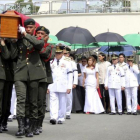 Ceremonia de entierro del exdictador Ferdinand Marcos, en el Cementerio de los Héroes de Filipinas, en Pasay (Manila), este viernes.
