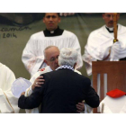 El Papa abraza al presidente palestino, Mahmud Abbás, durante la homilía que ha oficiado en Belén.