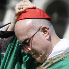El cardenal Tarcisio Bertone, durante una misa celebrada en junio por el para Francisco en la plaza Vittorio Veneto de Turín.