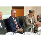 Miguel Iraburu, Marcos Lamas y Julio Álvarez presentan la encuesta. J. NOTARIO