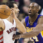 José Manuel Calderón trata de zafarse de Kobe Bryant.