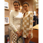 Las modelos Isabeli Fontana y Miranda Kerr lucen prendas geométricas.