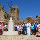 Numerosos vecinos acudieron ayer a la inauguración de la reconstruida fuente del castillo. MEDINA