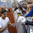 Nadal firma autógrafos al acabar ayer su entrenamiento.