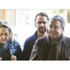 La exsecretaria del PP en el ayuntamiento de Valencia, María del Carmen García-Fuster, detenida por la 'operación Taula' en la comandancia de la Guardia Civil  junto a su abogado, José María Corbín.