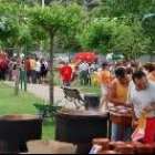Vecinos de Otero de Naraguantes en un momento de la fiesta con pulpo
