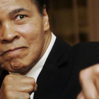 El exboxeador Mohammad Ali posa durante una entrega de premios en Suiza.