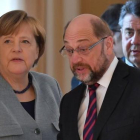 La canciller alemana Angela Merkel junto a Martin Schulz