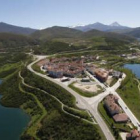 Vista aérea del nuevo Riaño, en un paraje natural de impresionante belleza. Abajo, el puente de Pedr