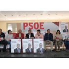 El alcalde, en el centro, junto a algunos de los miembros que le acompañan en la lista.