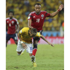 Neymar cae ante el defensa Zúñiga, durante el partido Brasil-Colombia de cuartos.