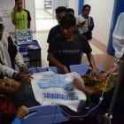 Evacuación de un paciente en un hospital de Padang (zona occidental de Sumatra) tras un terremoto.