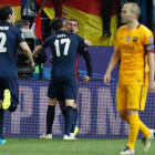Gabi, Godín y Saúl corren para felicitar a Griezmann por su gol que suponía el 1-0 con el que el Atlético de Madrid ponía en franquicia la eliminatoria ante el Barça. BALLESTEROS
