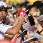 Fernando Alonso firma autógrafos en Hungaroring.