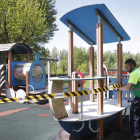 Un operario precinta un parque para evitar que lo usen los niños JESÚS F. SALVADORES