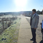 El alcalde visitó el curso pasado los terrenos para ampliar Los Adiles con el consejero de Educación. DL