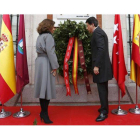 El presidente regional, Ignacio González, y la alcaldesa de Madrid, Ana Botella, depositan una corona durante el homenaje a las víctimas del 11-M en la Puerta del Sol.