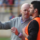 Javier Cabello hace indicaciones a Diego Peláez durante un partido de la Cultural. Tanto el técnico como el jugador se encuentran lejos de la Cultural.