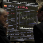 Inversores en el parquet de la Bolsa de Madrid.
