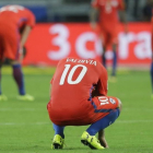 Los futbolistas de Chile, abatidos al final del partido ante Brasil