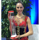 Carolina con el galardón que recibió en la Copa del Mundo. DL