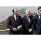 El ministro principal de Gibraltar, Peter Caruana, junto a Moratinos y el minstro inglés de Exterior
