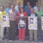 Alcaldes y organizadores, ante las puertas del Palacio.