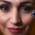 Una modelo posa con el diamante 'Blue Moon', ahora 'Blue Moon Josephine', en la casa de subastas Sotheby's, en Ginebra.