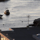 Miembros de la Guardia Civil realizan labores de vigilancia por mar y tierra en Ceuta.