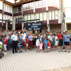 En la concentración en la plaza de Riaño hubo recogida de firmas y se leyó un manifiesto.