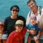 La mujer júdía y sus hijas asesinadas en una foto junto a su esposo
