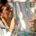 Novak Djokovic, con el trofeo que lo acredita como vencedor del torneo de Indian Wells.