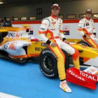 Los pilotos de la escudería Renault, el brasileño Nelson Piquet Jr., en el centro, y el español Fern
