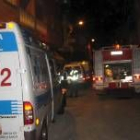 La ambulancia medicalizada y el camión de bomberos, en el lugar del incendio